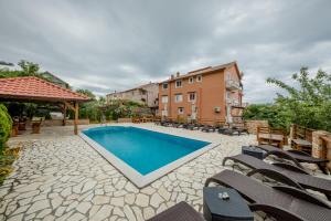 Der Swimmingpool an oder in der Nähe von Apartment in Mundanije with Seaview, Terrace, Air condition, WIFI (3748-3)