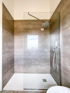 una doccia con una porta in vetro in un bagno di Villa Felice a San Giovanni in Marignano