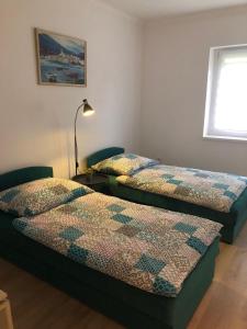 dos camas sentadas una al lado de la otra en una habitación en Kelemen Apartman Nagykanizsa, en Nagykanizsa