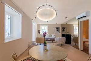 ein Wohnzimmer mit einem Tisch und Stühlen in der Unterkunft Ribarska Koliba Resort in Pula
