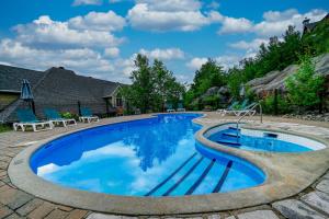 The swimming pool at or close to Haut-Bois by Rendez-Vous Mont-Tremblant