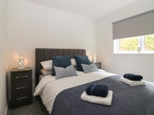 1 dormitorio con 1 cama grande y toallas. en Ocean View en Banff