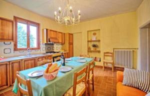 cocina con mesa con sillas y comedor en Agriturismo Fattoria Il Piano - Casa Tosca - San Gimignano, en San Gimignano