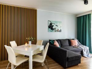 - un salon avec une table et un canapé dans l'établissement Jack II Apartment, à Cracovie