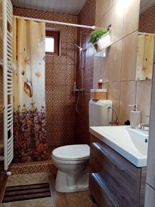 A bathroom at Erdei Szalonka Vendégház