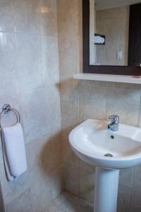 y baño con lavabo y espejo. en LD Suites Punta Playa en Altagracia