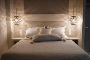 - une chambre dotée d'un grand lit avec deux lumières dans l'établissement Alterra Vita Eco Villas, à Neos Marmaras
