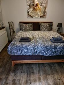 ein Schlafzimmer mit einem Bett mit zwei blauen Handtüchern darauf in der Unterkunft Ferienwohnung Anke - Apartment 3 in Heinsberg