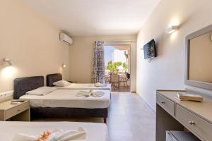 Gallery image of Hotel Kathrin Beach in Adelianos Kampos