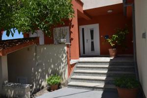 una casa con escaleras que conducen a la puerta principal en Villa Orih, en Krnica