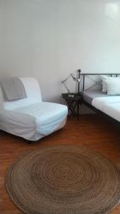 um quarto com duas camas e um tapete no chão em Gästehaus 22 am Klostergarten em Rehna