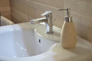 Kylpyhuone majoituspaikassa Il Cigno Reale - White - Rooms Leasing tuoristic Ragusa