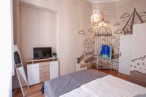 Televízia a/alebo spoločenská miestnosť v ubytovaní Uránia Apartmanház