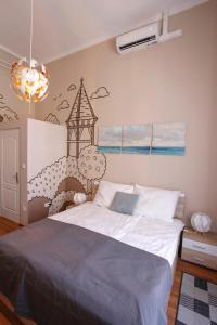 Posteľ alebo postele v izbe v ubytovaní Uránia Apartmanház