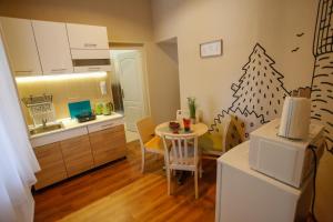 Kuchyňa alebo kuchynka v ubytovaní Uránia Apartmanház