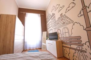 Televízia a/alebo spoločenská miestnosť v ubytovaní Uránia Apartmanház