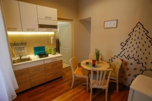Kuchyňa alebo kuchynka v ubytovaní Uránia Apartmanház