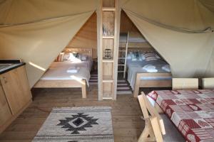 Krevet ili kreveti na kat u jedinici u objektu Safari Tent with Hot Tub in heart of Snowdonia