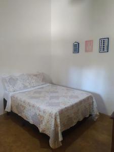 En eller flere senger på et rom på Chalés Beira Rio