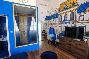 Uránia Apartmanház في إغير: غرفة معيشة بها جدار