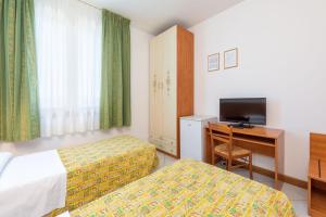 Televízia a/alebo spoločenská miestnosť v ubytovaní Hotel New Aurora Venice