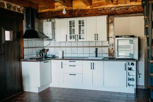 A kitchen or kitchenette at A 1750 metros