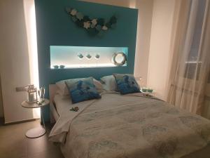 Schlafzimmer mit einem Bett mit blauer Wand in der Unterkunft SEAHORSEROOM in Finale Ligure