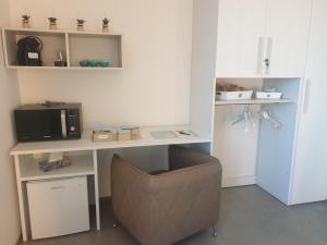 biuro z biurkiem z krzesłem i kuchenką mikrofalową w obiekcie SEAHORSEROOM w mieście Finale Ligure