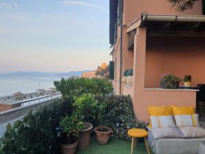 d'un balcon avec un canapé et une vue sur l'océan. dans l'établissement SEAHORSEROOM, à Finale Ligure