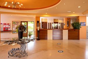 Lobby alebo recepcia v ubytovaní Hotel Kathrin Beach + 37 fotografií