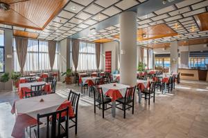 Reštaurácia alebo iné gastronomické zariadenie v ubytovaní Hotel Kathrin Beach