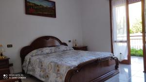 ein Schlafzimmer mit einem Bett in einem Zimmer mit einem Fenster in der Unterkunft B&B Primo Marzo in Volargne