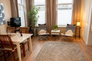 a living room with a table and chairs at Studio in rietgedekte boerderij, geheel privé, hond vriendelijk in Westerbork