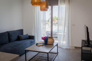 基奧塔里的住宿－Kiotari Fresh，客厅配有蓝色的沙发和桌子