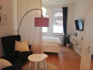 a living room with a bed and a couch and a table at Ferienwohnung "Kleiner OTTO" in Erfurt