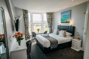 um quarto de hotel com uma cama e uma janela em OYO Minerva Guesthouse em Newquay
