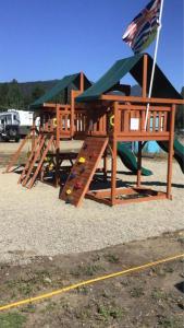Ο χώρος παιχνιδιού για παιδιά στο Christina Lake Motel and RV Park