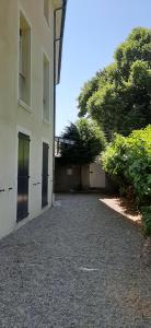 Jardin de l'établissement Les Glycines, charmant studio au calme dans bâtisse de Maître proche du centre ville parking gratuit