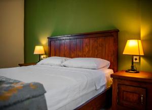sypialnia z dużym łóżkiem i zieloną ścianą w obiekcie Dores Residence w mieście Turunç