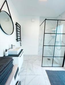 un bagno con lavandino e specchio di DREAM HOUSE PALANGA WITH PRIVATE SWIMMING POOL, Hot Tub and Sauna a Palanga