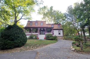柏克萊泉的住宿－The Manor - Historic Mansion, Wifi, Covered Porch, Screen Porch, King Bed, Walk to Spas, Shops & Restaurants，相簿中的一張相片