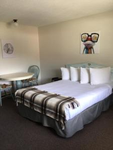 
A bed or beds in a room at Christina Lake Motel and RV Park
