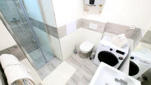 ein Bad mit einer Dusche, einem WC und einem Waschbecken in der Unterkunft Soukromý - plně vybavený byt 2+KK in Znojmo