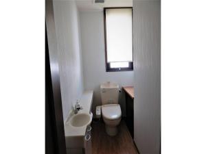 Baño pequeño con aseo y lavamanos en Monzen House Dormitory type- Vacation STAY 49374v, en Kasama