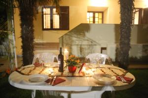 una mesa blanca con velas y una botella de vino en Apartments Vedrana, en Zadar