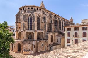 una vieja iglesia en la ciudad de Dubrovnik en Croacia en El Josemari Youth Hostel - Albergue Juvenil en Palma de Mallorca