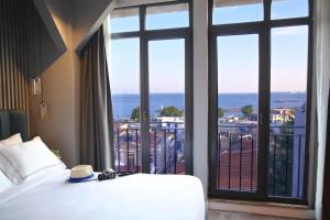 HOTEL BRONTE في إسطنبول: غرفة نوم مع سرير وإطلالة على المحيط