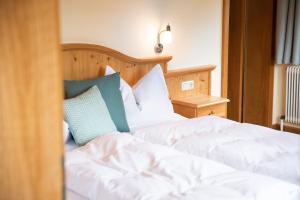 A bed or beds in a room at Appartements Hochlega