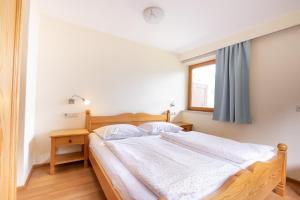 A bed or beds in a room at Appartements Hochlega