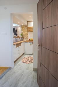 ジャブリャクにあるLux Centre Apartmentの木製のドアと敷物付きのキッチン
